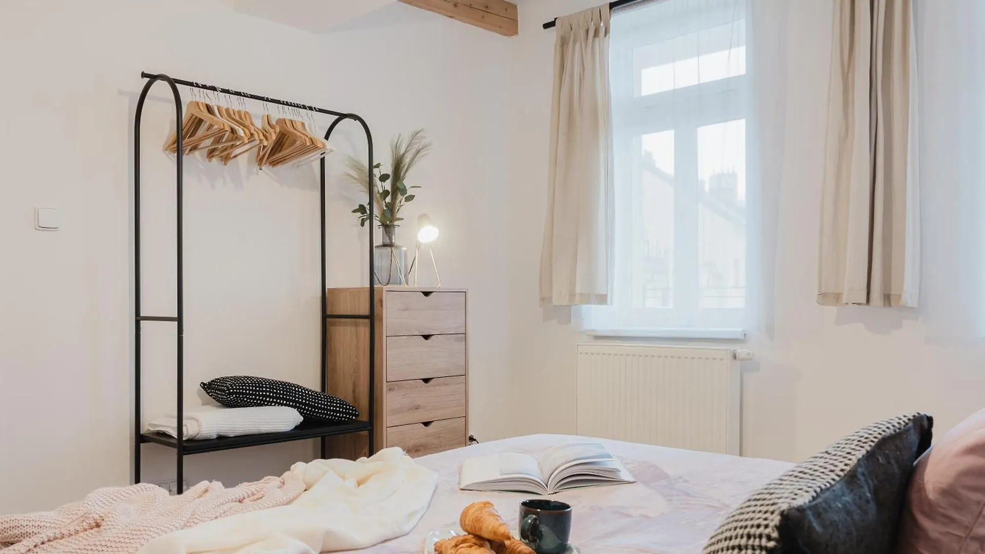 Prague Days - Attic Loft - Work Space - Private Parking Apartman